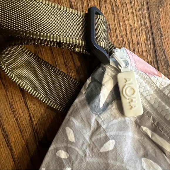 Aloha Collection x Sand People x Ocean Paper collab mini hip pack NEW - Picture 6 of 8